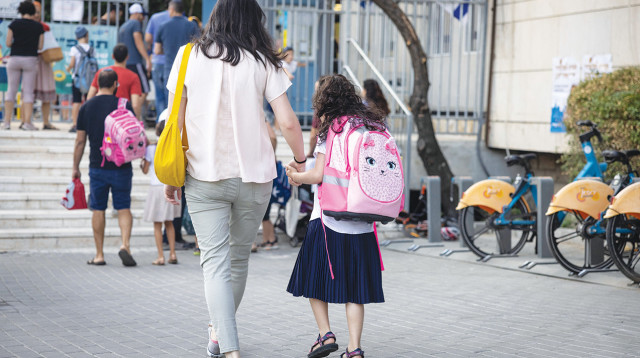 בכניסה לבית ספר בירושלים (צילום: חיים גולדברג פלאש 90)