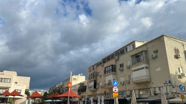 מזג אוויר מעונן חלקית בתל אביב (צילום: אבשלום ששוני)