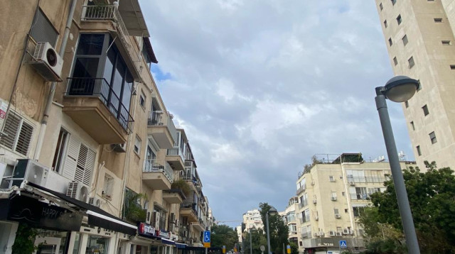 מזג אוויר מעונן חלקית בתל אביב (צילום: אבשלום ששוני)