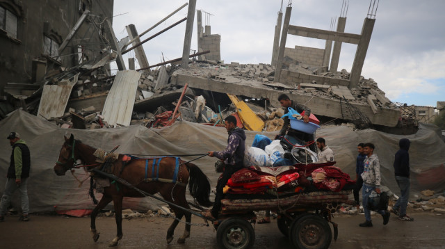 חרבות ברזל: עזתים עוזבים את בתיהם (צילום: מג'די פתחי/TPS)