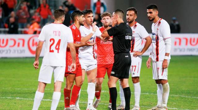 רועי ריינשרייבר שופט כדורגל מוקף בשחקני הפועל תל אביב בני סכנין (צילום: קובי אליהו)