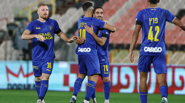 שחקני מכבי תל אביב חוגגים עם קיקו בונדוסו (צילום: לירון מולדובן)