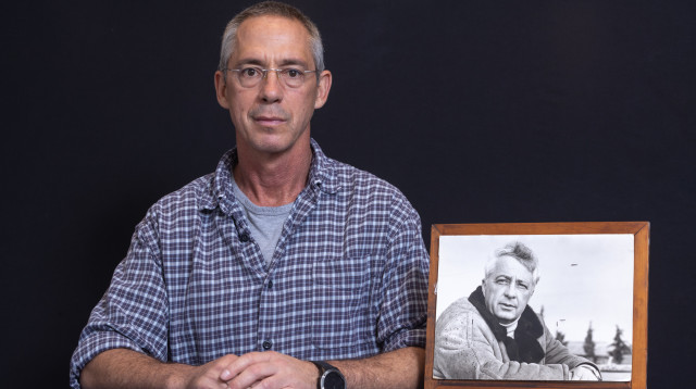 גלעד שרון לצד תמונתו של אביו, אריאל שרון (צילום: יוסי אלוני)