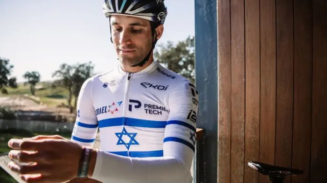 יוזמה בשיתוף המטה למשפחות החטופים. הרוכב איתמר איינהורן עם סרט של משפחות החטופים (צילום: אתר רשמי, ישראל פרמייר טק)