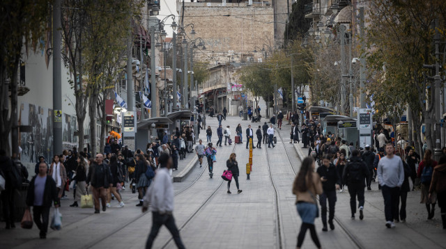 אנשים ברחובות ירושלים (צילום: Chaim Goldberg/Flash90)