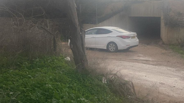 הרכב בו נמצאה גופת אישה סמוך לצומת יאסיף (צילום: דוברות משטרת ישראל)