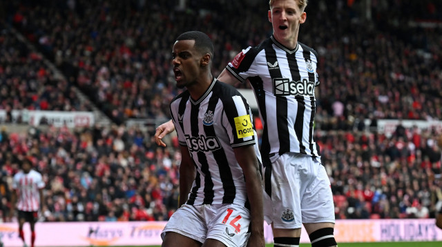 אלכסנדר איסק חוגג שער של ניוקאסל עם אנתוני גורדון (צילום: GettyImages, PAUL ELLIS/AFP)