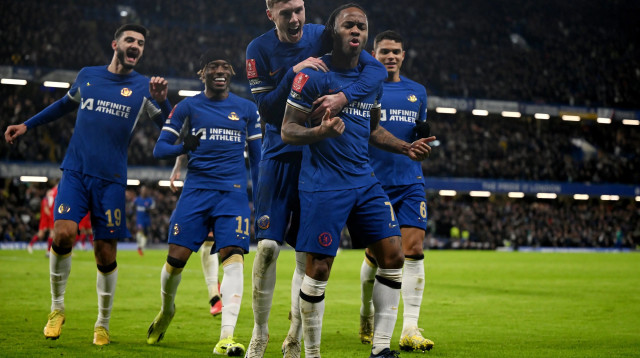 שחקני צ'לסי חוגגים עם ראחים סטרלינג (צילום: GettyImages, Clive Mason)