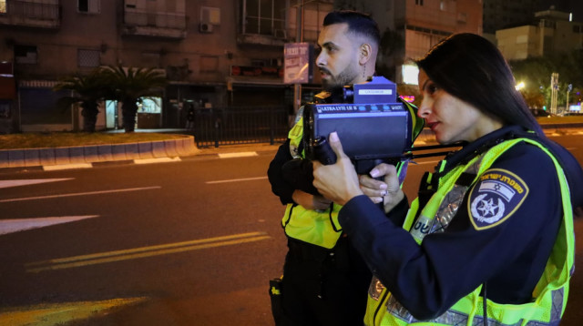 בדיקת מהירות הנסיעה (צילום: דוברות המשטרה)