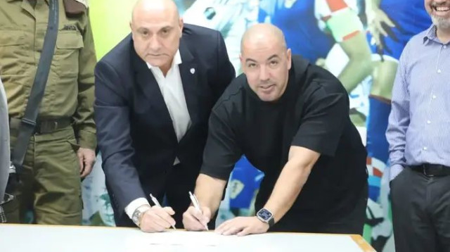 הסכם היסטורי. משה בוחבוט עם שינו זוארץ (צילום: ההתאחדות לכדורגל)