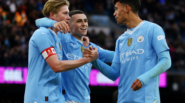 מתאוס נונס (מימין), פיל פודן, קווין דה בראונה שחקני מנצ'סטר סיטי חוגגים (צילום: רויטרס)