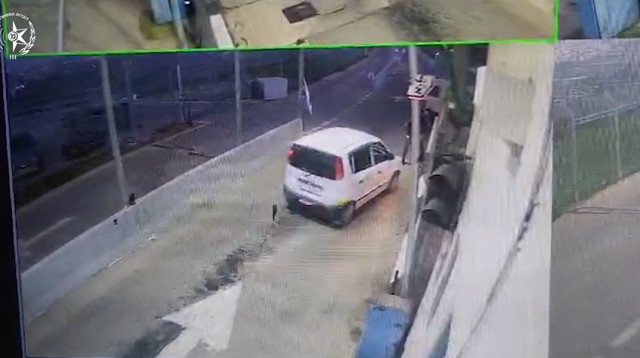 פיגוע דריסה במעבר ראס בידו בעוטף ירושלים, צילום מסך מתוך סרטון ממצלמות האבטחה (צילום: דוברות המשטרה)