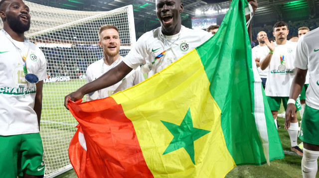 שחקן מכבי חיפה עבדולאי סק עם דגל סנגל (צילום: דני מרון)