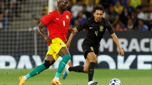 שחקן נבחרת ברזיל, מרקיניוס, מול שחקן נבחרת גינאה סרו גיראסי (צילום: רויטרס)