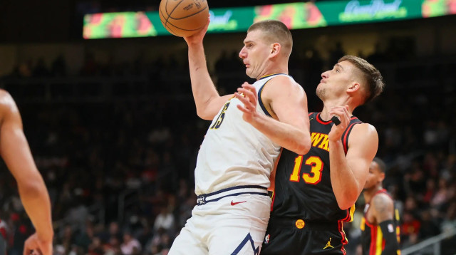 שחקן דנבר נאגטס ניקולה יוקיץ' מול שחקן אטלנטה הוקס בוגדן בוגדנוביץ' (צילום: רויטרס)