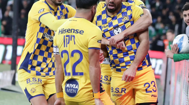 אייל גולסה שחקן מכבי תל אביב חוגג עם חבריו, יונתן כהן (צילום: דני מרון)