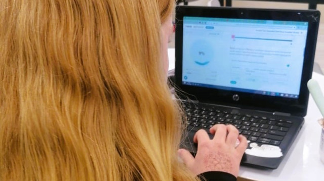 הבינה המלאכותית שמחברת את התלמידים המפונים ללימוד אנגלית. (צילום: צולמי על ידי הילמ"ה)