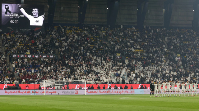 דקת דומיה לזכר פרנץ בקנבאואר בערב הסעודית (צילום: GettyImages, CACACE / AFP)