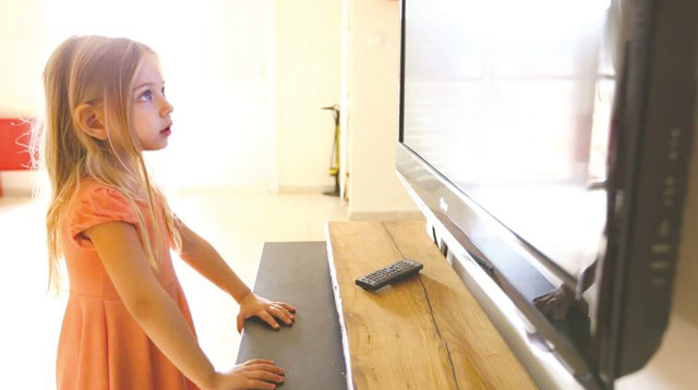 פעוטה מול הטלווזיה (צילום: חן לאופולד, פלאש 90)