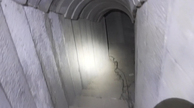 מנהרה שבה הוחזקו חטופים בחאן יונס (צילום: דובר צה"ל)