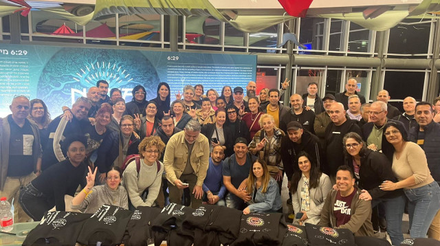 החירשים במיצג נובה (צילום: שירן פרץ)