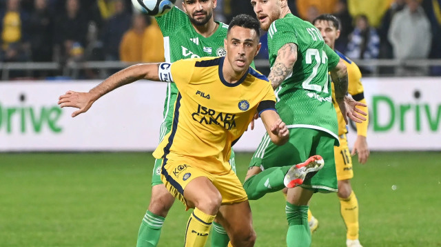 שחקן מכבי תל אביב ערן זהבי, במשחק נגד מכבי חיפה (צילום: ברני ארדוב)