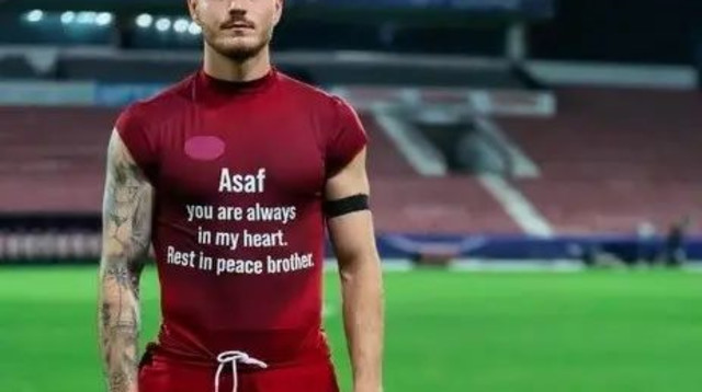 זיו מורגן עם חולצה לזכרו של אסף ז"ל (צילום: באדיבות המצולמים)