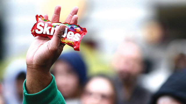 מפגין מחזיק שקית Skittles בעצרת בווסטלייק פארק בסיאטל, וושינגטון, 28 במרץ 2012 (צילום: רויטרס)
