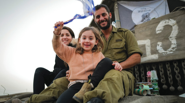 חייל מילואים ומשפחתו (צילום: מיכאל גלעדי פלאש 90)
