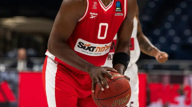 לא החטיא כל הערב. ג'ון הולנד (צילום: אתר רשמי, הפועל תל אביב)