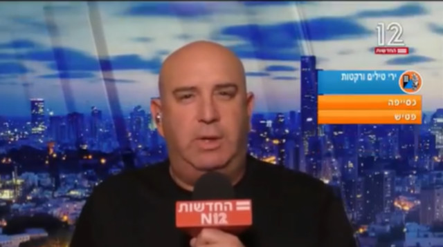 ניר דבורי פורץ לשידור בשבת השחורה (צילום: צילום מסך חדשות 12)