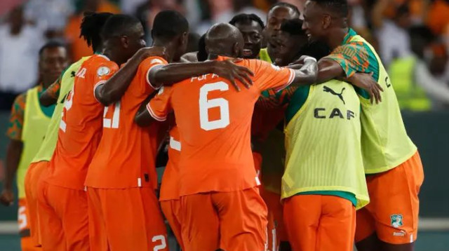 פתחו ברגל ימין. שחקני חוף השנהב חוגגים (צילום: רויטרס)