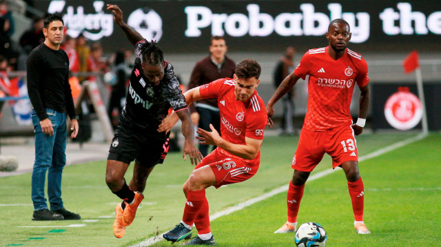 מאוויס צ'יבוטה, יהב גורפינקל שחקני הפועל תל אביב מול אנדרה פוקו שחקן הפועל באר שבע (צילום: קובי אליהו)