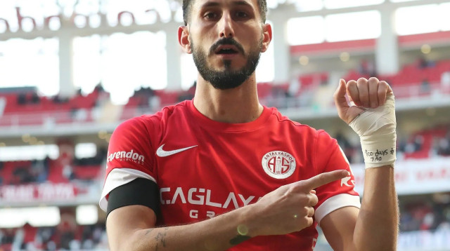 שגיב יחזקאל שחקן אנטליאספור במחווה לחטופים (צילום: אתר רשמי, אנטליאספור)