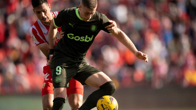 שחקן ג'ירונה ארטם דובביק לפני שחקן אלמריה ססאר מונטס (צילום: GettyImages, JORGE GUERRERO/AFP)