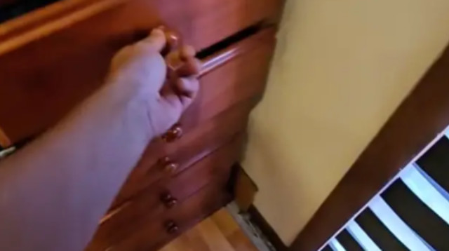 זה מה שהסתתר בתוך מגירת התחתונים של הילד (צילום: מתוך טיקטוק)