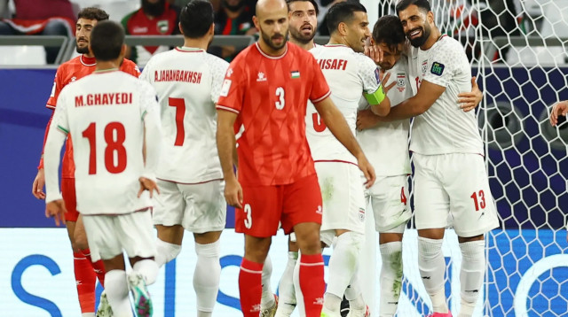 שחקני נבחרת איראן חוגגים מול פלסטין (צילום: רויטרס)
