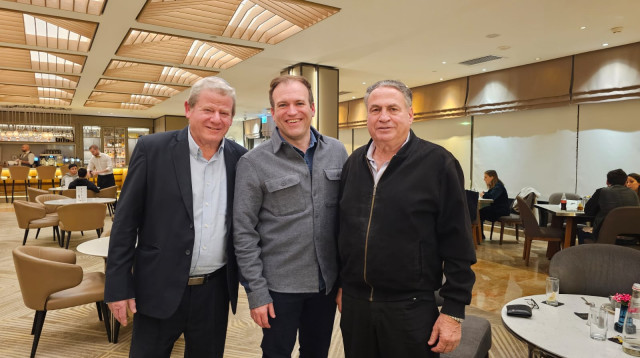 עוזי דיין הכומר ג'וני מור, עודד וינר (צילום: יח''צ מבטחי)