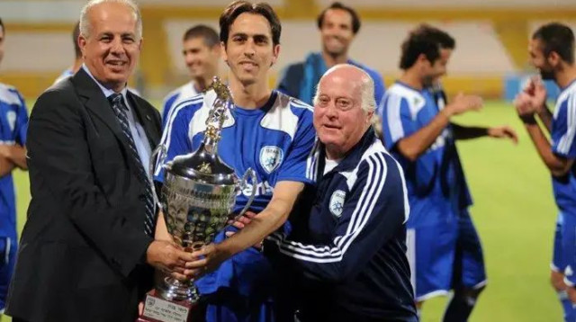 מאמן נבחרת ישראל דרור קשטן עם יו"ר ההתאחדות אבי לוזון ועם יוסי בניון (צילום: ברני ארדוב)