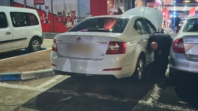 הרכב מתחתיו הונח מטען חבלה בנוף הגליל (צילום: דוברות המשטרה)