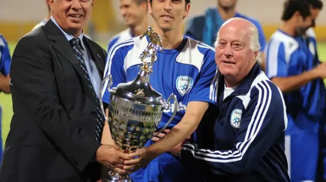 דרור קשטן מאמן נבחרת ישראל מנסה להרים את יוסי בניון יחד עם יושב ראש ההתאחדות אבי לוזון (צילום: ברני ארדוב)