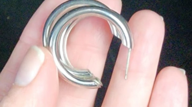 העגיל שאותר ברכבו של הבעל (צילום: מתוך פייסבוק)