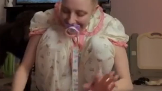 פייגי מילר, חיה 24/7 כמו תינוקת מבוגרת (צילום: מתוך פייסבוק)