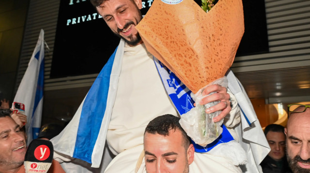 הכדורגלן שגיב יחזקאל חוזר לישראל אחרי המעצר בטורקיה (צילום: ברני ארדוב)