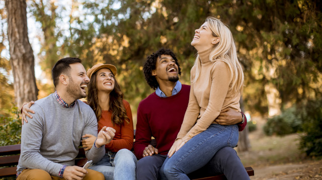 אנשים צוחקים (צילום: אינג'אימג')