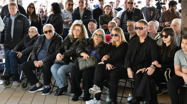 שלמה שרף, בני משפחת קשטן בהלווייתו של דרור קשטן ז"ל (צילום: ראובן קסטרו)