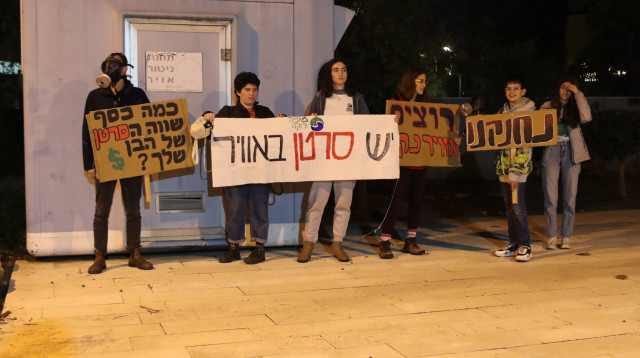 מחוץ לשימוע לתחנת הכוח אורות רבין בחדרה (צילום: מגמה ירוקה)
