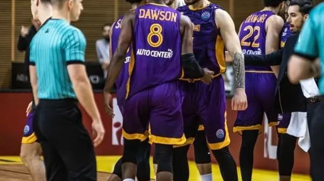 גם מי שלא שיחק טוב, התעלה ברגע האמת. נתנאל ארצי חוגג עם שון דאוסון (צילום: אתר רשמי, ליגת האלופות)