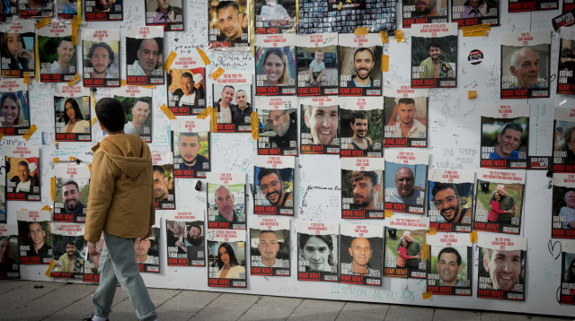 תמונות החטופים שעדיין בעזה (צילום:  Miriam Alster/Flash90)