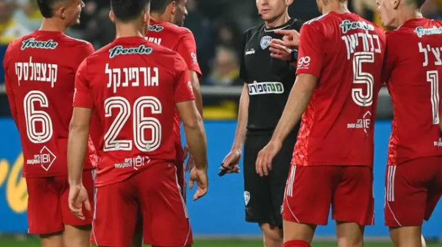 לייבה התעלם מהטענות של הפועל תל אביב לפנדל (צילום: ברני ארדוב)